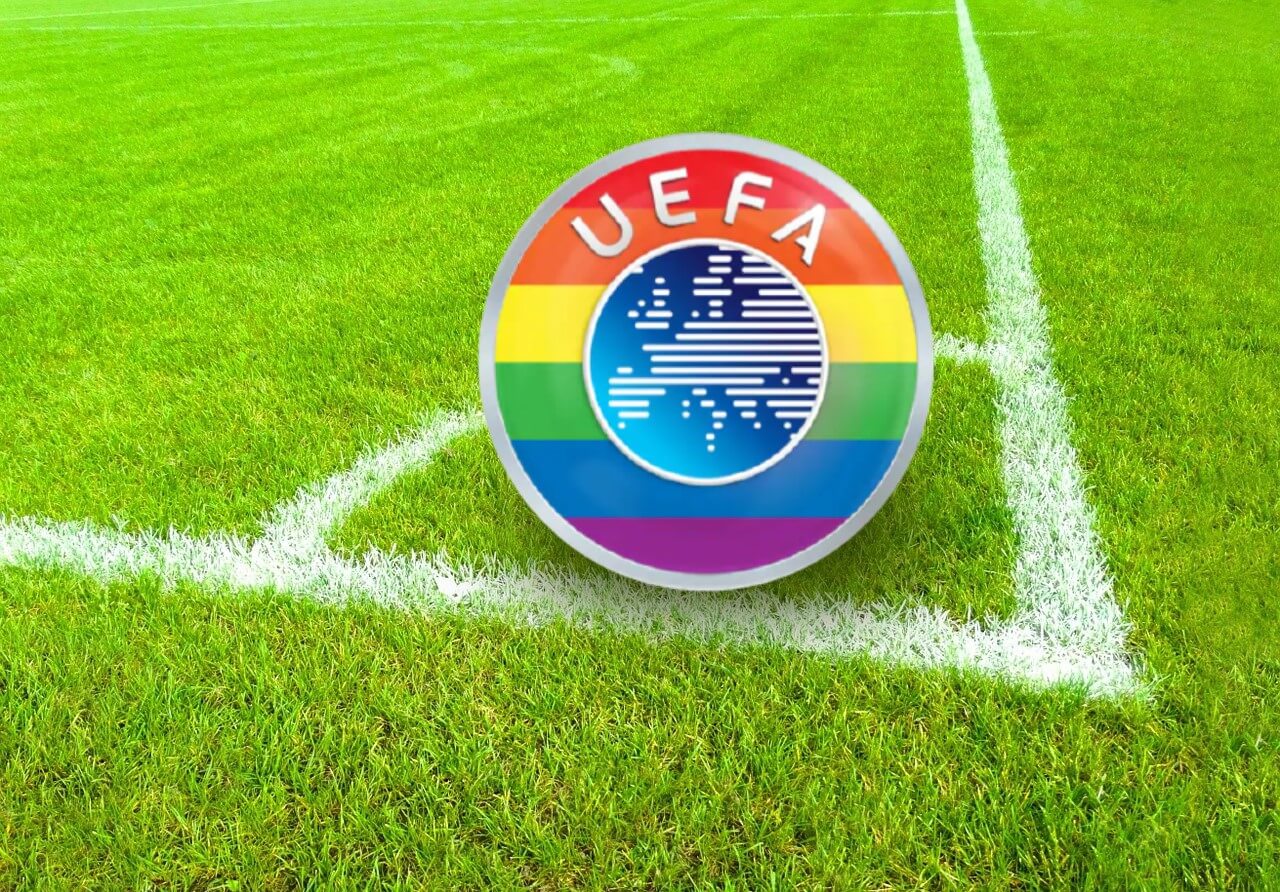 UEFA-Logo auf einem Fußballfeld