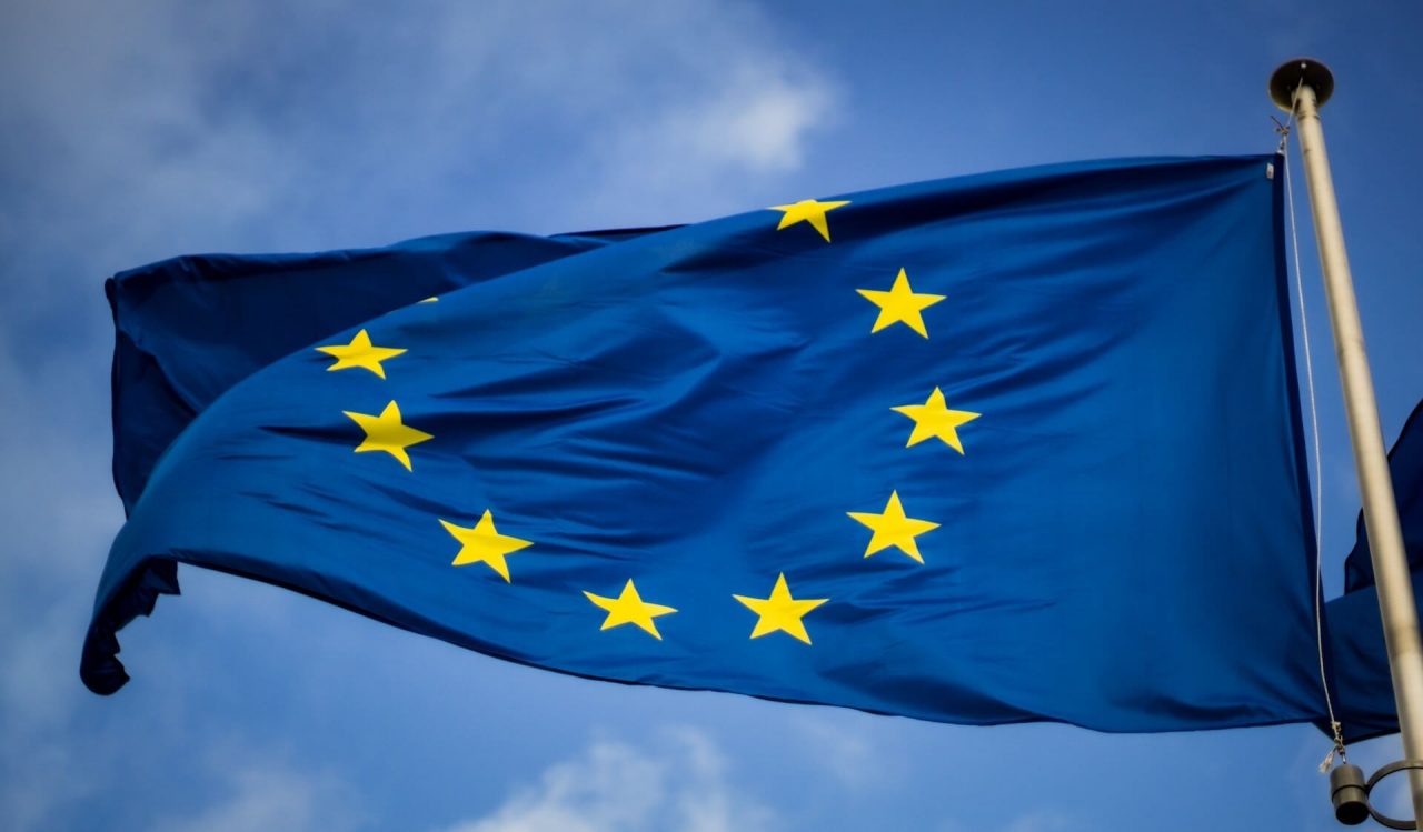 Flagge der Europäischen Union mit Sternen auf blauem Hintergrund.